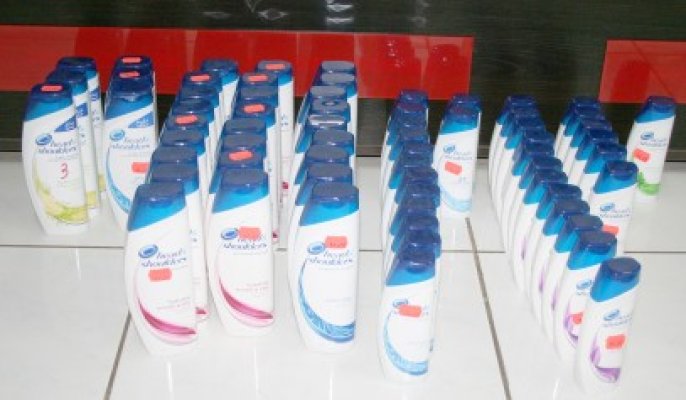 Şampoane contrafăcute, confiscate dintr-un magazin din Constanţa